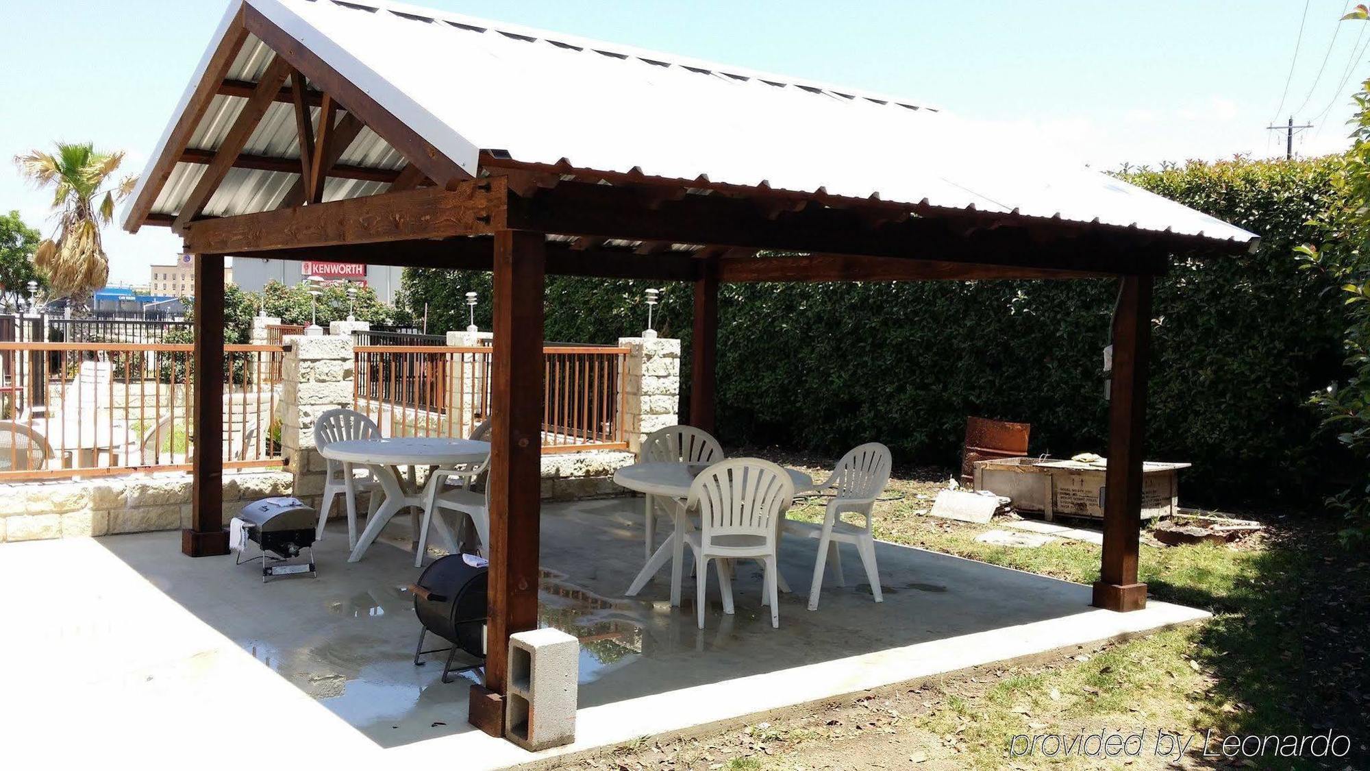 Americas Best Value Inn Buda Zewnętrze zdjęcie